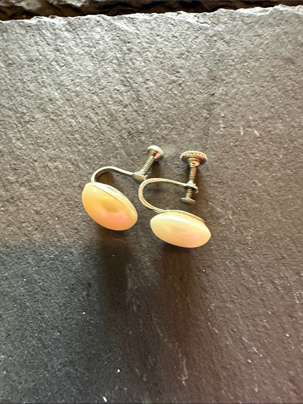 Vintage-style Cream Round Screwback Earrings